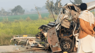van-trailer-collision-sindh-5-dead-10