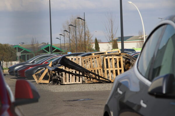 ریاست فرانس: ٹولوز کے قریب ٹیسلا گاڑیوں پر حملہ، اینٹی ایلون مسک گروپ نے ذمہ داری قبول کر لی