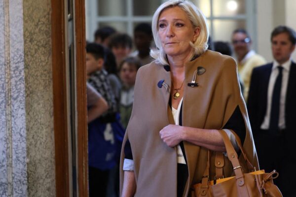 اسلامی انتہا پسندی کے خلاف اقدامات پر برونو ریتایو کی پالیسی کو تنقید کا نشانہ