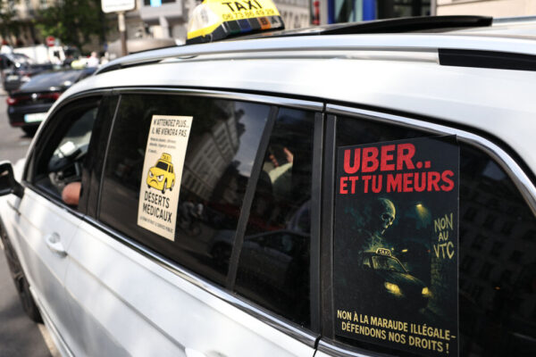 ٹیکسیاں احتجاج میں شدت بر قرار، فرانسوا بیرو سے ملاقات کے منتظر