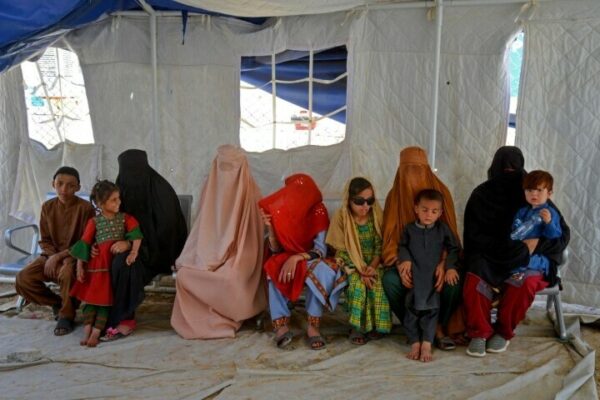 پاکستان سے افغان مہاجرین کی واپسی میں تیزی، 2 لاکھ سے زائد افراد روانہ