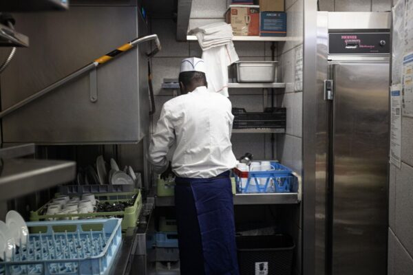 پیرس: غیر ملکی کارکنوں کی رہائشی دستاویزات کے مسائل، کاروباری حضرات مشکلات کا شکار