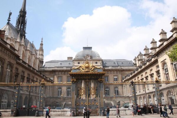 پیرس: آئیل ڈی لا سیتے میں بجلی کی بندش، پیلس آف جسٹس اور ٹریبیونل ڈی کامرس مفلوج