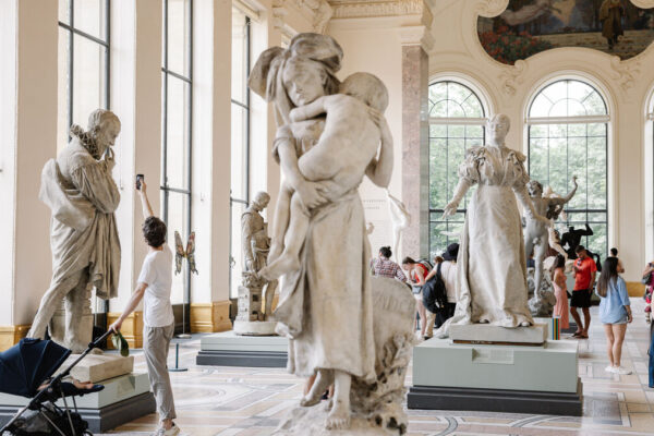 پیرس کے عجائب گھروں میں ثقافتی ماہرین کی ہڑتال، ملازمت کی غیر یقینی صورتحال پر احتجاج