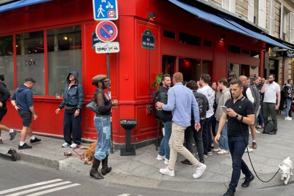 پیرس کی پریڈ آف پرائیڈ کی متنازعہ پوسٹر پر مارے میں اختلاف