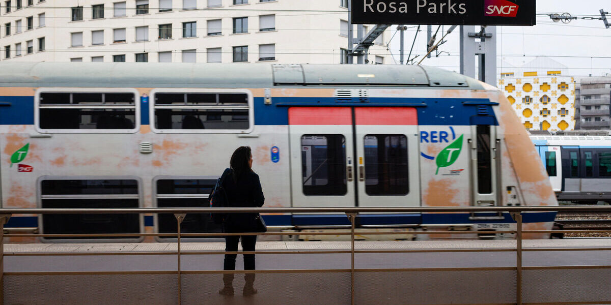 paris-rer-e-service-suspended-after-catenary