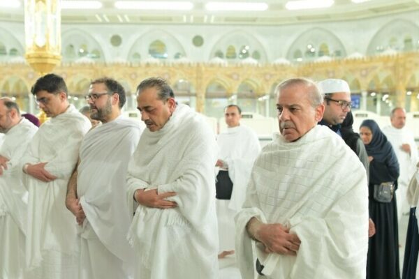 وزیر اعظم شہباز شریف نے سعودی عرب میں عمرہ ادا کیا، پاکستان کی کامیابی کے لیے دعا کی
