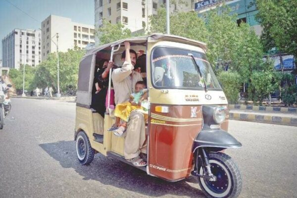 سندھ حکومت کا چار سیٹر رکشوں پر پابندی اور فٹنس چیک کی نجی کمپنیوں کو منتقلی کی منظوری