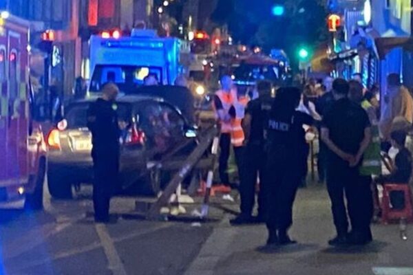 پیرس کے علاقے بیلیوِل میں کار کا ریستوران کی چھت سے ٹکراؤ، چودہ افراد زخمی