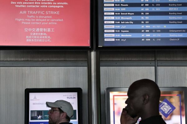 ایئر ٹریفک کنٹرولرز کی ہڑتال؛ ہزاروں پروازیں منسوخ