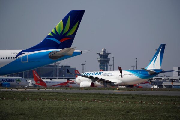 پیرس ائرپورٹس پر جمعہ کو 40 فیصد پروازوں کی منسوخی کا اعلان