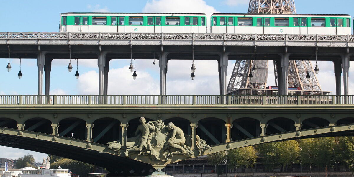 paris-metro-daredevil-fall-injury-incident