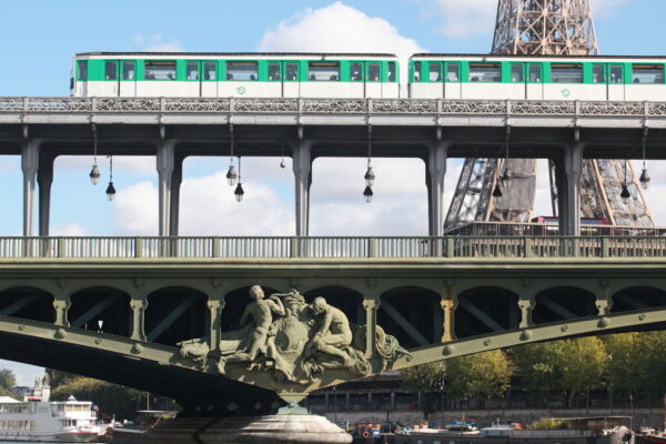 پیرس: نوجوان کو میٹرو کی رکاوٹ پر گر کر شدید چوٹ