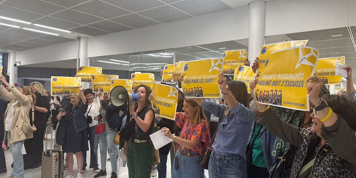 vueling-airline-protest-jewish-discrimination-apology-demand