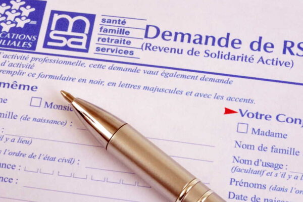 خاتون نے بے نقاب ہو کر 50,000 یورو کی کرایہ آمدنی کے باوجود RSA حاصل کیا