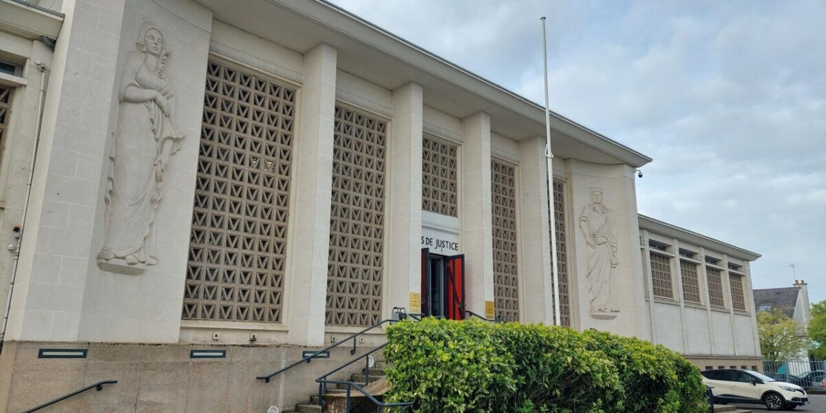 former-court-greffer-trial-information-leak-love