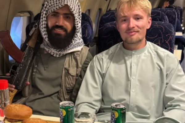 فرانسیسی یوٹیوب انفلوئنسر ٹیبی جونز کا طالبان کے ساتھ رہنے پر تنازع