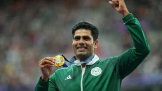 arshad-nadeem-tokyo-pakistan-flag-olympics