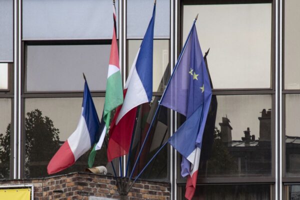 فرانس میں بلدیاتی اداروں پر فلسطینی پرچم لہرانے کا تنازع شدت اختیار کر گیا