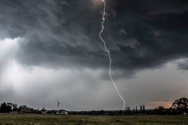 فرانس کے کئی علاقوں میں اتوار کو شدید طوفانی موسم کا خطرہ، پیلا الرٹ جاری