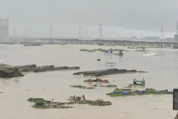 کراچی میں موسلا دھار بارشوں کے بعد 318 افراد کو محفوظ مقامات پر منتقل کیا گیا