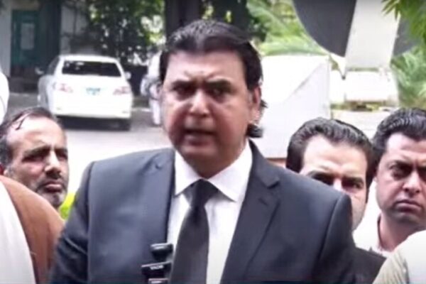 مصطفی نواز کھوکھر سپریم کورٹ میں 26 ویں ترمیم کے خلاف زیر التوا درخواستوں کی سماعت کا مطالبہ کرتے ہوئے پہنچ گئے