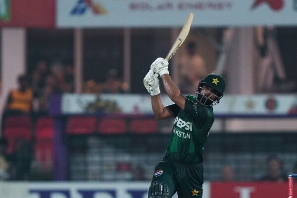 پاکستان نے متحدہ عرب امارات کے خلاف دوسرے ٹی20 میچ میں 172 رنز کا ہدف مقرر کیا