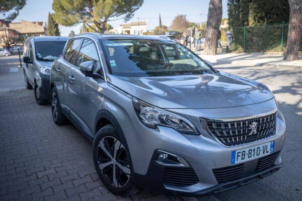 فٹ پاتھ پر گاڑی پارک کرنا: قانون کیا کہتا ہے؟