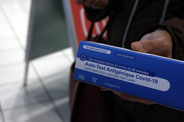 فرانس میں کوویڈ-19: وائرس کی گردش میں سست روی، مگر ہسپتالوں میں داخلے اور اموات میں اضافہ