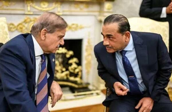 حکومت نے افواہوں کی تردید کردی، سول فوجی رشتوں میں کوئی دراڑ نہیں