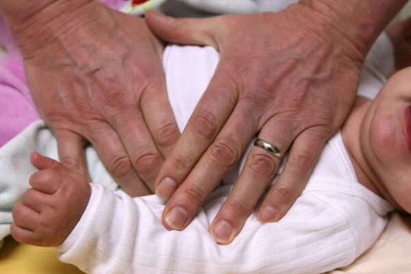 برونکائیولائٹس کے باعث سولہ شیر خوار بچوں کا علاقائی ہسپتالوں میں منتقلی، صحت ایجنسی وضاحت پیش کرتی ہے