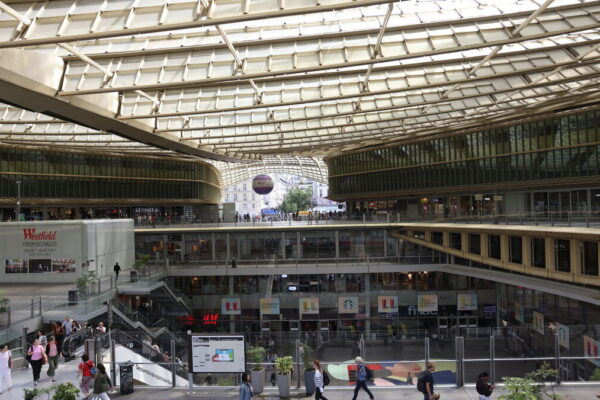 پیرس: KFC ریسٹورنٹ کے باتھ روم میں نوعمر لڑکی کے ریپ کے ملزم تین افراد پر مقدمہ درج