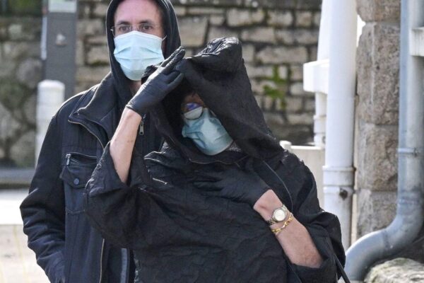 جراحی کی بیوی کے خلاف ‘معاونت’ کی شکایت، متاثرہ کا الزام: ‘وہ اس کی پیڈوفیلیا سے واقف تھیں’