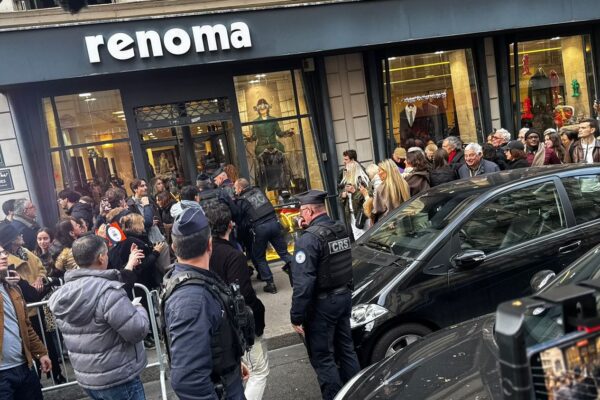 سابق صدر نکولس سرکوزی کی کتاب کی تقریب رونمائی میں فیمینسٹ کارکنوں کی مداخلت، دو خواتین گرفتار