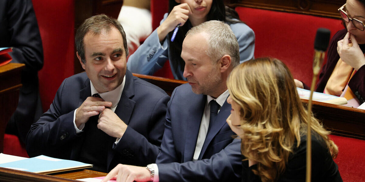 French Government Delays 2026 Budget Debate Amid Impasse