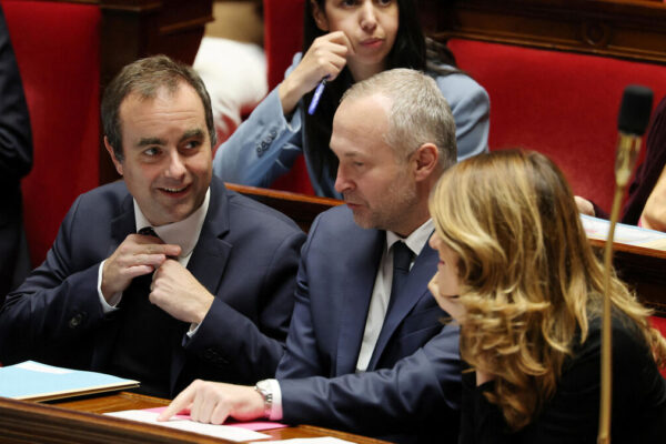 فرانس میں 2026 کے بجٹ پر بحث ملتوی، حکومت آئینی اختیارات استعمال کرنے پر غور کر رہی ہے