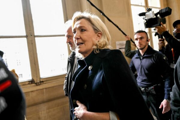 مارین لی پن کی عدالتی کارروائی: یورپی پارلیمانی معاونین کے اسکینڈل میں انکار