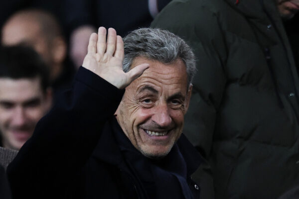 سارکوزی کا نیا قانونی حربہ: ‘سزاؤں کے انضمام’ سے الیکٹرانک ہینڈکف سے بچنے کی کوشش