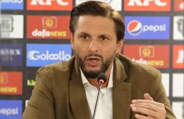 بھارت کے ہاتھوں تاریخی شکست کے بعد شاہد آفریدی کا بڑا اعلان: “بابر، شاہین اور شاداب کو باہر بٹھاؤ”