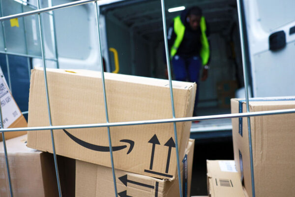 ایمیزون ڈرائیور کو یرغمال بنا کر لے گئے، چور کیچڑ میں پھنس کر بھاگے