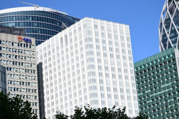 لا ڈیفینس میں سفید ٹاور: کیشینو گروپ کے 2000 ملازمین کا نیا مرکز