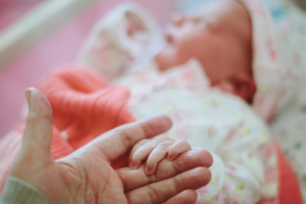 فرانس میں پیدائش کی شرح میں تاریخی کمی، پارلیمانی رپورٹ میں “انقلابی” خاندانی پالیسی کی تجاویز