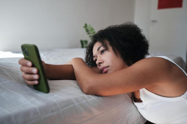 محبت کی تلاش اور ڈیٹنگ ایپس: فرانسیسی سنگلز کا اعتماد کیوں ڈگمگا رہا ہے؟