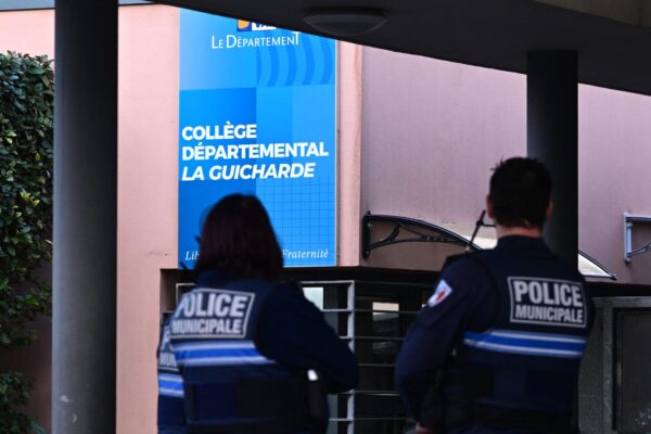 فرانس میں طالب علم کے حملے میں زخمی استانی ہوش میں آگئیں، حالت اب بھی تشویشناک