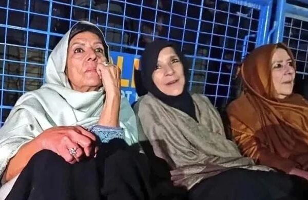 پی ٹی آئی قیادت پر شدید تنقید: عمران خان کی بہنوں نے خاموشی اور عدم کارکردگی پر سوالات اٹھا دیے