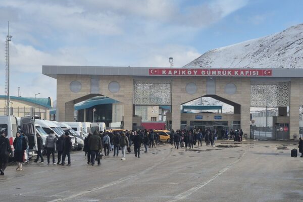 ترکی سرحد پر ایرانی مہاجرین کی پکار: “ہمیں بیرونی امداد چاہیے”