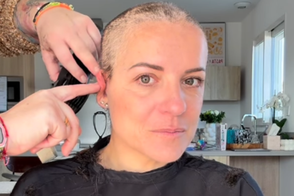 ’پیکن ایکسپریس‘ کی جولی کینسر کے خلاف جنگ میں سر منڈواتی ہیں، ہمدردی کی لہر