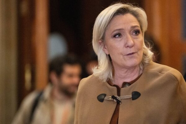 صدارتی امیدوار میریں لی پین کے لیے نااہلی کی سزا کا مطالبہ، 2027 کے انتخابات خطرے میں