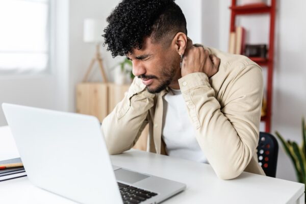 دفتری کام کرتے ہوئے ‘جھینگے’ کی طرح جھکنا آپ کی صحت کے لیے تباہ کن