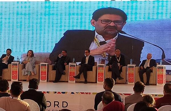 حکمرانی کے مسائل نے پاکستان کو معاشی چکر میں پھنسا دیا، مفتاح اسماعیل